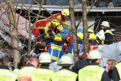 Personal de emergencias rescatan el cadáver de una de las víctimas en el accidente ferroviario en la región alemana de Baviera.