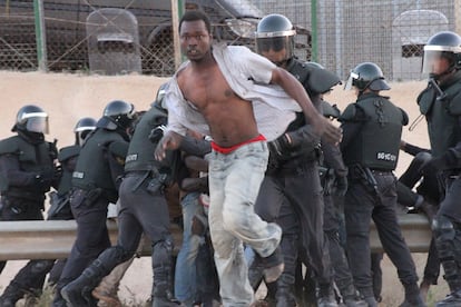 Algunos subsaharianos salieron corriendo en dirección al Centro de Estancia Temporal de Inmigrantes (CETI).