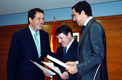 José María Michavila, José Luis Olivas y Eduardo Zaplana, ayer en la sede de la OAMI de Alicante.