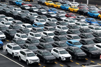 Vehículos eléctricos MG esperan a ser cargados en un buque en el puerto de Lianyungang (China), el 16 de julio. 