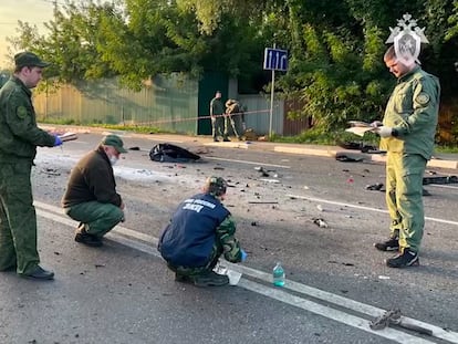 Miembros del equipo de investigación ruso recogían muestras el domingo en el lugar donde el coche que conducía Daria Dugina explotó en Moscú.