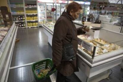 Una mujer en un supermercado de Mendoza (oeste).