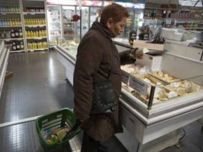 Una mujer en un supermercado de Mendoza (oeste).