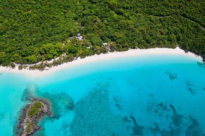 Tronco Bay es la playa más bonita de la isla Saint John, en el parque nacional de las Islas Vírgenes de Estados Unidos, pertenecientes geográficamente a las Islas de Barlovento de las Antillas Menores. Un rincón caribeño ideal para hacer esnórquel o contemplar preciosas puestas de sol. <br></br>Más información: stjohn-beachguide.com/where-to-stay-st-john-usvi/