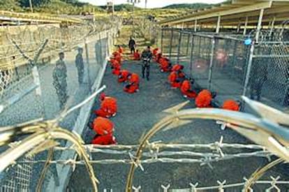 <b><i>Marines </b></i>de EE UU vigilan a un grupo de presos talibanes y de Al Qaeda en la base de Guantánamo.