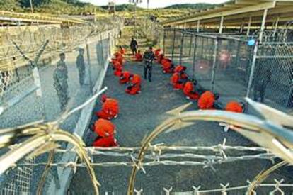 <b><i>Marines </b></i>de EE UU vigilan a un grupo de presos talibanes y de Al Qaeda en la base de Guantánamo.