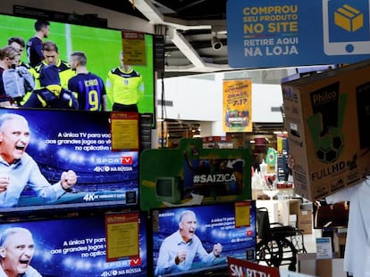 Un empleado carga un televisor en una tienda de productos electrónicos, en Sao Paulo.