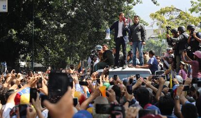 Guaidó discursa aos seus seguidores na terça-feira em Caracas.
