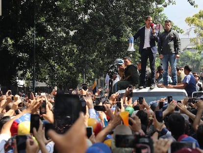 Guaidó discursa aos seus seguidores na terça-feira em Caracas.