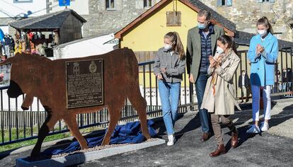 La princesa Leonor, junto a los Reyes y la infanta, descubre la placa de Pueblo Ejemplar para Santa María del Puerto, este sábado.