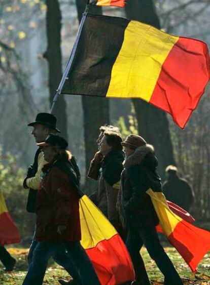 Partidarios de la unidad belga salen a la calle con la bandera del país el pasado 18 de noviembre.