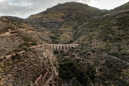 Acueducto de los Veinte Ojos, en la Rambla de Carcauz (Almería). Una notable muestra de ingeniería hidráulica de origen romano. Se utilizó hasta comienzos del siglo XX y es un ejemplo del avanzado sistema de gestión del agua desarrollado durante el Imperio Romano.