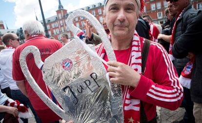 Torcedores do Bayern de Munique na madrilenha Plaza Mayor horas antes do início do jogo.