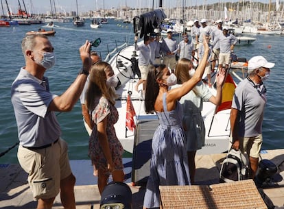 Otro de los momentos en los que se pudo ver a don Felipe y doña Letizia junto a sus hijas fue cuando estas acudieron al Club de Vela de Palma de Mallorca, donde ha tenido lugar la Copa del Rey, competición que cuenta con la participación del propio monarca. Como consecuencia de ello, estos días también se ha podido ver a Felipe VI a bordo del Aifos 500 junto con sus compañeros de equipo.