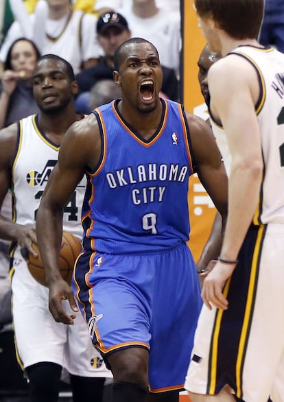 Ibaka, de los Thunder, celebra una canasta ante los Jazz.