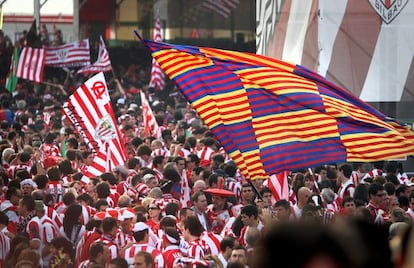 Aficionados del Athletic y del Barcelona, en la final de 2012