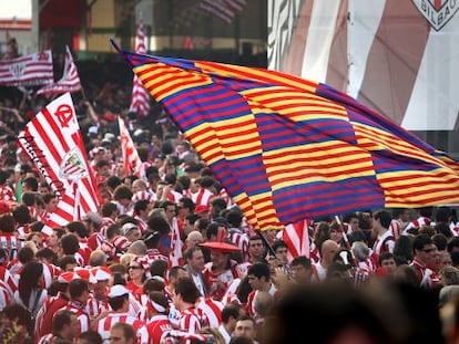 Aficionados del Athletic y del Barcelona, en la final de 2012