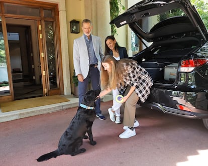 La infanta Sofía juega con el perro familiar al despedirse de su padres, los Reyes, al marchar al internado en Gales (Reino Unido), en agosto de 2023.