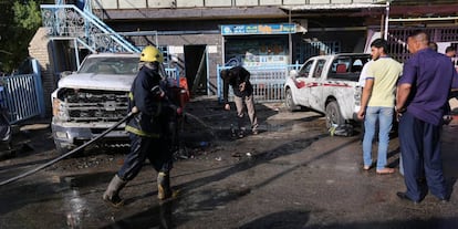 Fuerzas de seguridad y bomberos tras el ataque con coche bomba en Kerbala.