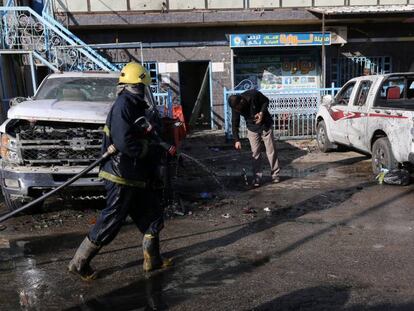 Fuerzas de seguridad y bomberos tras el ataque con  coche bomba en Kerbala.