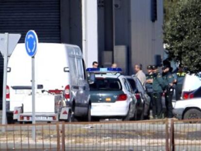 La Guardia Civil en la planta de Zaragoza, el jueves.