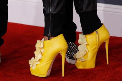 Cathy Guetta, la mujer de David, se presentó con estos stilettos amarillo huevo con volantes para acompañar lo que parece un chándal de cuero. Esta señora podría haber nacido en el barrio Esperanza Sur, de la serie Aída, en vez de ser una multimillonaria DJ.