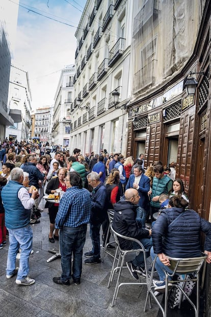 Cola en el exterior de Casa Labra, en Madrid, fundada en 1860 y célebre por su tajada de bacalao.