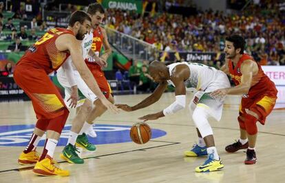 Gasol y Ricky Rubio defienden un ataque de Brasil.