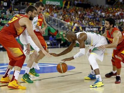 Gasol y Ricky Rubio defienden un ataque de Brasil.