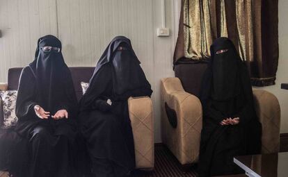 Desde la izquierda, Yolanda Martínez, Loubna Fares y Luna Fernández, en el campo de retenidos de Al Hol, en Siria, en 2019.