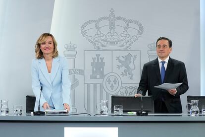 La ministra portavoz, Pilar Alegría, y el ministro de Asuntos Exteriores, José Manuel Albares, comparecen en la rueda de prensa posterior al Consejo de Ministros.