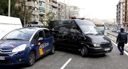 El furg&oacute;n funerario encargado de retirar el cad&aacute;ver.