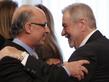 El ministre d'Hisenda, Cristóbal Montoro, felicitant Antonio Beteta, secretari d'Estat d'Administracions Públiques, el dia de la seva presa de possessió.