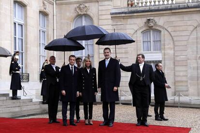 El rey Felipe VI en el Palacio del Elíseo, donde fue recibido por el presidente francés, Emmanuel Macron, y su esposa Brigitte, para participar en la ceremonia por el centenario del armisticio que puso fin a la I Guerra Mundial.