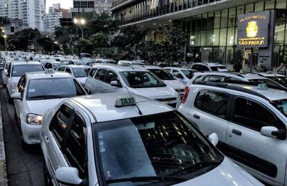 Taxistas fazem manifesta&ccedil;&atilde;o contra o Uber, na frente da C&acirc;mara Municipal.