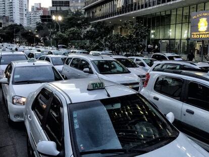 Taxistas fazem manifesta&ccedil;&atilde;o contra o Uber, na frente da C&acirc;mara Municipal.