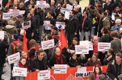 Manifestaci&oacute;n en el aeropuerto de Frankfur contra la deportaci&oacute;n de refugiados afganos.