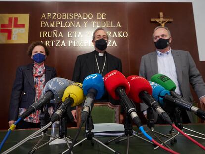 El arzobispo de Pamplona (centro), junto a la directora de la comisión de investigación, Maite Quintana, y Alfredo Irujo.