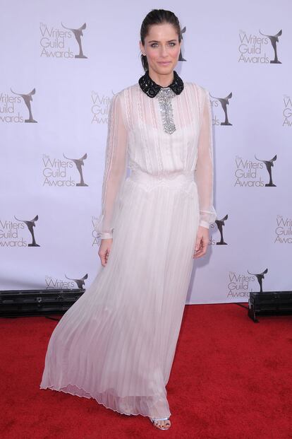 Amanda Peet prefiere los vestidos con un aire más romántico, como este diseño plisado con cuello superpuesto de pedrería.