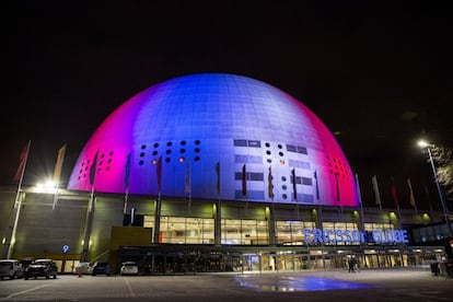 El Globen Arena de Estocolmo (Suecia), iluminado con los colores de la tricolor en homenaje a las víctimas de los atentados de París.