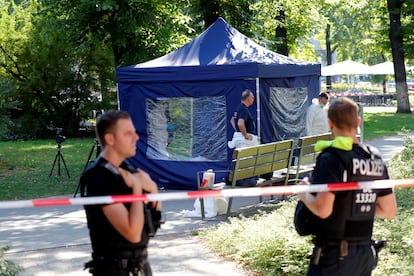 Agentes de la policía alemana investigan la escena del asesinato de un antiguo rebelde checheno en un parque de Berlín, en agosto del año pasado.