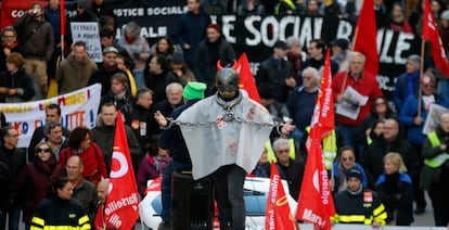 Protestas de trabajadores el pasado viernes contra la anunciada reforma del Gobierno francés.