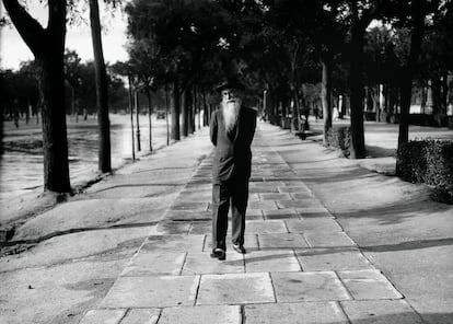 Ramón María del Valle-Inclán caminando por el Paseo de Recoletos, en Madrid.