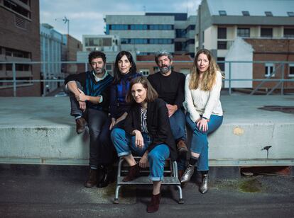 Desde la izquierda, Rodrigo Sorogoyen, Alauda Ruiz de Azúa, Carla Simón (delante), Alberto Rodríguez y Pilar Palomero, en la azotea de EL PAÍS.