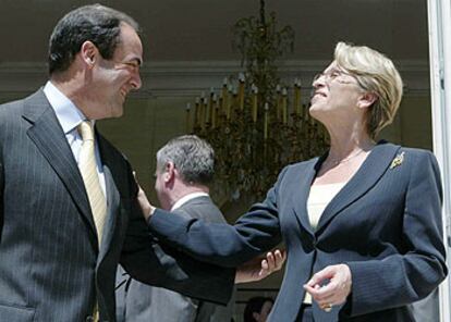 El ministro de Defensa, José Bono, con su homóloga francesa, Michèle Alliot-Marie, en París.