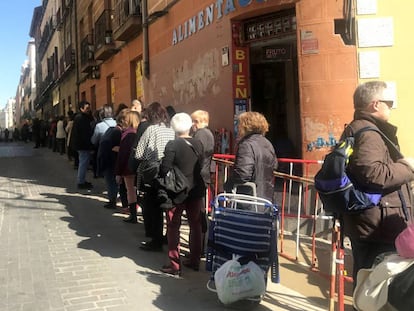 Miles de personas haciendo cola en la calle de Atocha el viernes en Madrid para el besapié de Jesús de Medinaceli 