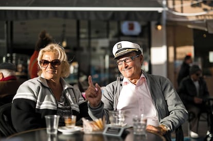 Una pareja de jubilados, Vivian Cohen (izquierda) y Meyer Krief, sentados en una terraza de Netanya (Israel).