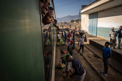 En Mozambique no existen muchas otras alternativas de transporte público de largo recorrido, y los precios de viajar en tren son competitivos frente al resto de opciones: autobuses, ‘chapas’ (minibuses) o coches privados. Pero las líneas férreas de Mozambique se emplean, sobre todo, para el transporte de mercancías y materias primas como el carbón o minerales. 