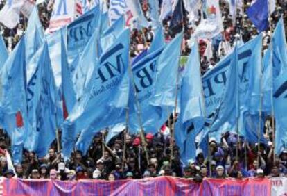 Trabajadores indonesios marchan durante una concentración para demandar al Gobierno que acelere la implementación de una cobertura sanitaria universal, en Yakarta, Indonesia, hoy, miércoles 10 de abril de 2013.