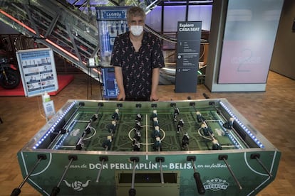 Álex Peña con el futbolín de 'Recreativos Federico', su instalación en la que se reflexiona sobre la obra de García Lorca.